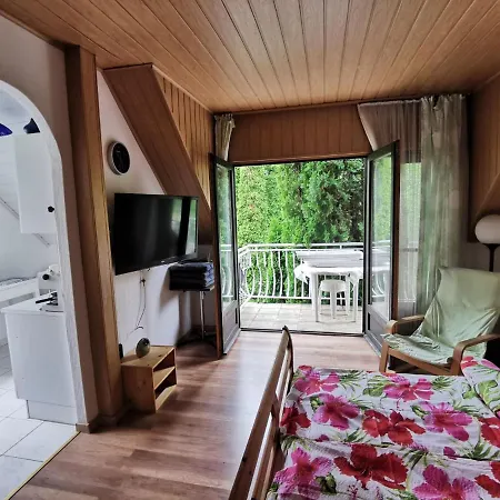 Apartment Kameleon Apartmanhaz Ev Toeltessel Balatonszárszó